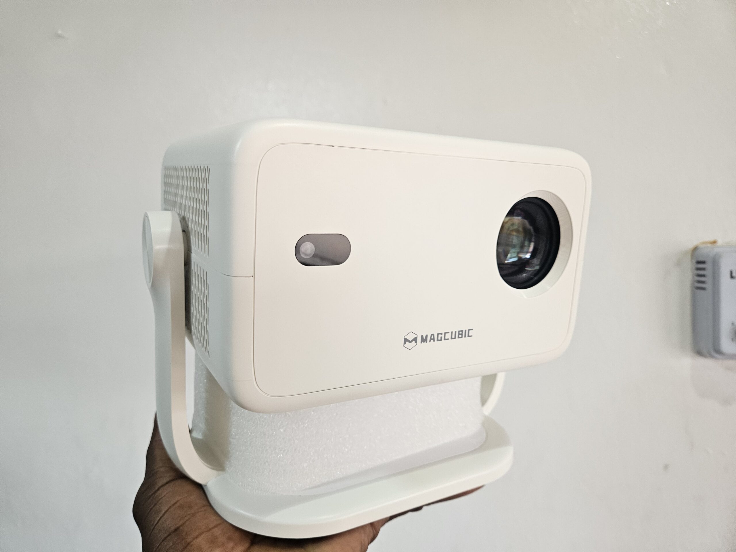 Magcubic LED Mini Projector full HD 360 Rotation 2 Magcubic LED Mini Projector full HD 360 Rotation - Image 2